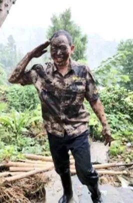 民警为救猪跳进化粪池的做法值不值得？猪是如何掉进去的？