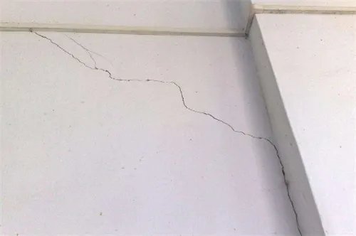 墙裂缝是什么原因导致的