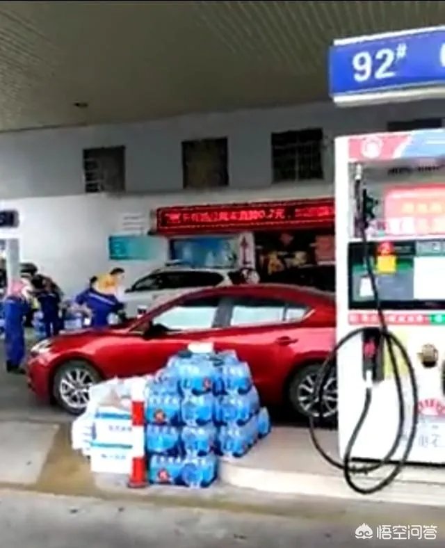 外地男子在三亚加油站吸烟遭人劝阻,父子俩反倒动手打人,你怎么看?