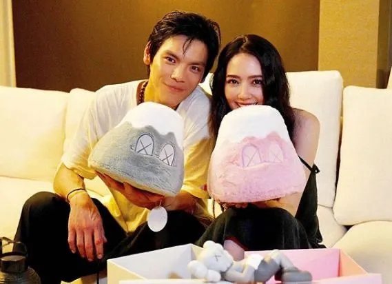 向佐晒雪中合照表白郭碧婷，他们夫妇的感情有多好？