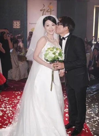 许杰辉老婆陈宛君是音乐老师 1亿豪宅一半分嫩妻