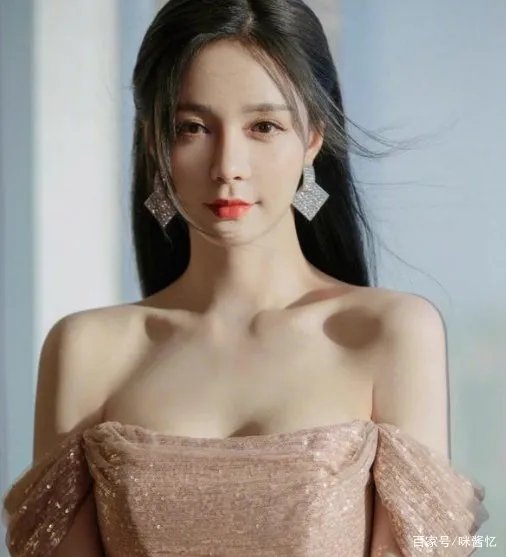 沈梦辰也有尤物身材，粉色亮片礼服温柔高级，有多撩人？