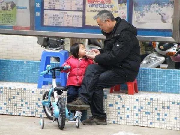 孙女返程爷爷雨中相送不肯离开，你被这一幕感动到了吗？