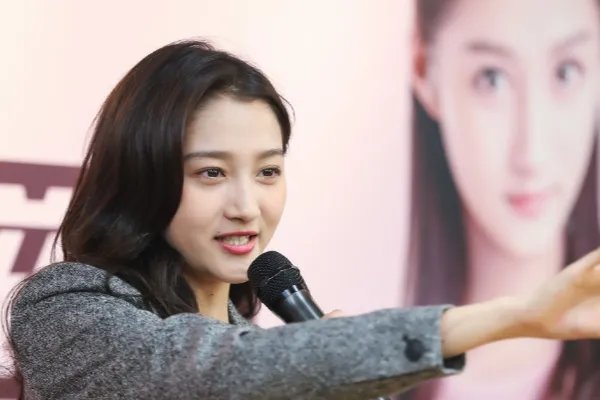 鹿晗零点为关晓彤庆生：爱一个人为什么是藏不住的？