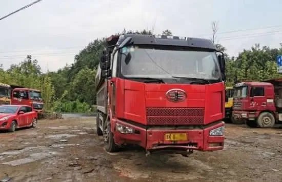 货车两个前轮都没了仍在行驶 现场画面曝光既搞笑又后怕！