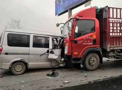 陕西一男孩1分钟3次横穿马路，被面包车撞飞，事故的责任该由谁来承担？