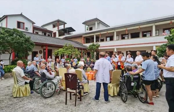 八旬爷爷们上演养老院时装秀