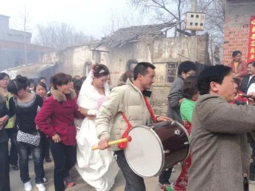 新郎朋友桌没几个人怎么办