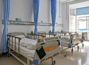 青岛一男子被大力女朋友锤断3根肋骨,女友的行为是否构成故意伤害罪?