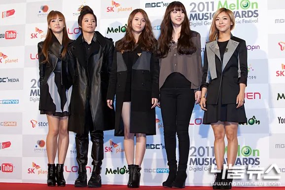 FX组合的图片,谁能给我说说,第一个是谁,第二、第三、第四个是谁?英文名和中文名都写出来。谢谢各位了