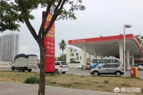 外地男子在三亚加油站吸烟遭人劝阻,父子俩反倒动手打人,你怎么看?