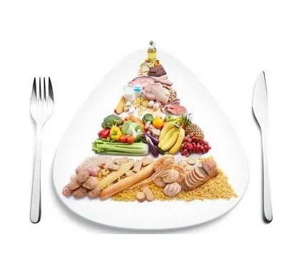 50岁李嘉欣晒与儿子遛狗照，为何身材依旧这么好