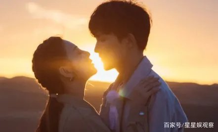 张雨绮与男友沙漠旅行，夕阳下上演逆光吻浪漫又唯美，你看好这对姐弟恋吗？