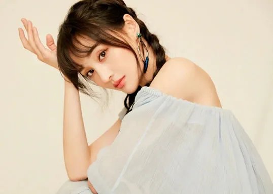 郑爽抹胸纱裙美照曝光：又美回来了令人眼前一亮