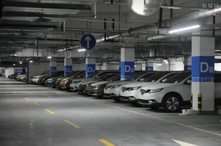 停车56小时1115元 西站天价停车费遭质疑