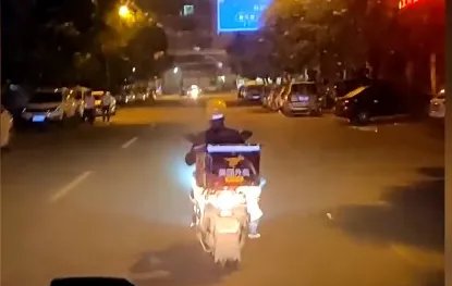 外卖员引路救护车为何大家纷纷点赞？