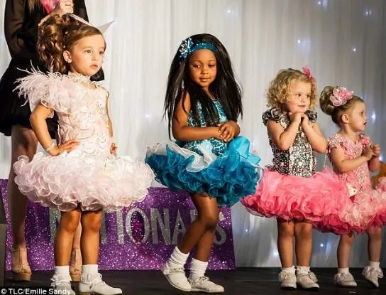 逼3岁女儿参加选美比赛 母亲称是为了她好