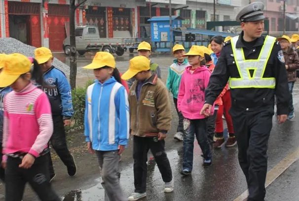 学生斑马线上被撞飞身亡，如何避免类似事故发生？