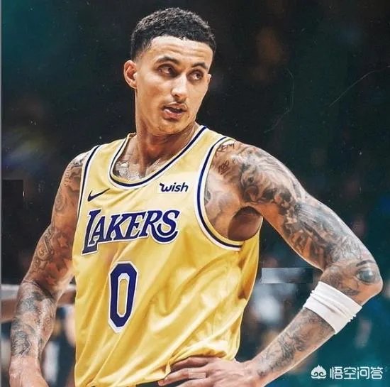 库兹马篮下协防，考辛斯顺下接球完成劲爆隔扣，倒地的库兹马表情狰狞。你怎么看？