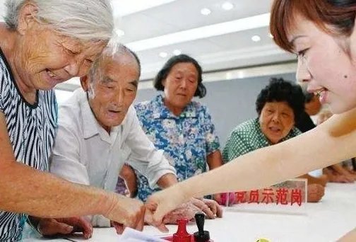 2019年全国多地养老金上调，这算是帮助年青人减轻负担吗？