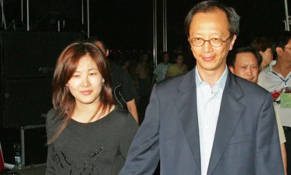 梁锦松被传出轨，伏明霞立马离婚，她并没有印象中那么傻，对此你怎么看