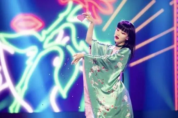 黄龄把腿上的淤青画成锦鲤，她这么做的用意是什么？