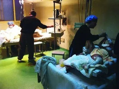 火灾5楼抛出儿女孩子妈妈受伤没？