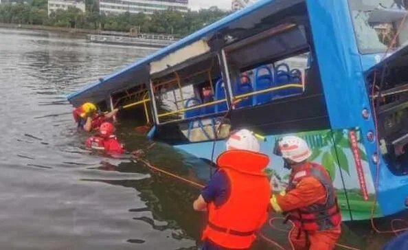 贵州公交坠湖已致2人死亡 贵州公交坠湖现场图曝光