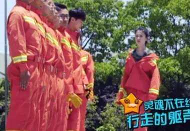 乔欣在节目中不好好穿消防服被网友吐槽，对此她本人有何回应？