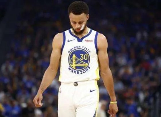 库里成功接受手术 影响最大的是不能再和儿子举高高