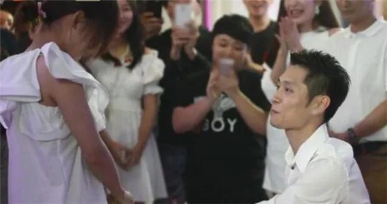 买超Sam父母资料图片背景到底多富有 揭张嘉倪怎么遇到买超的