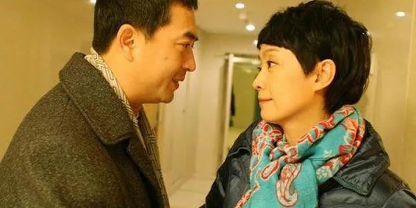 张嘉译的妻子是谁呀