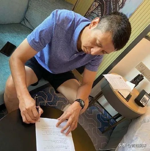 郭士强正式签约广州男篮，他的年薪有多少？会比辽宁时期高吗？