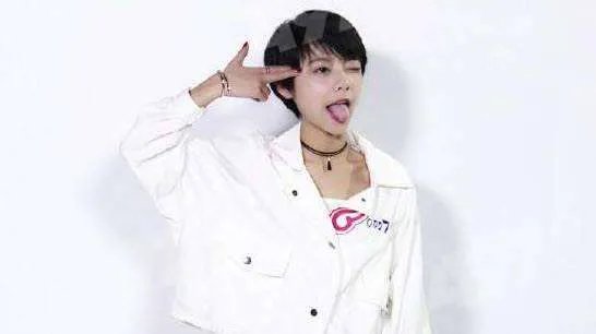 歌词 天突然下起了雨，我不会低头，因为我知道有一个人会守护者我 是什么歌？