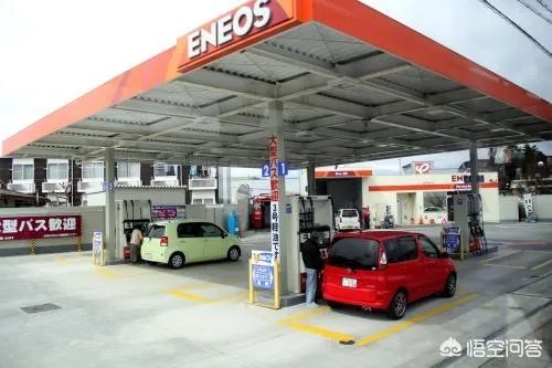 外地男子在三亚加油站吸烟遭人劝阻,父子俩反倒动手打人,你怎么看?