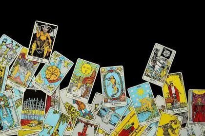 六爻眼跳测吉凶占卜方法，眼皮跳有什么象征意义？