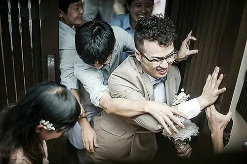 结婚堵门的搞笑句子 结婚拦门讨红包方式