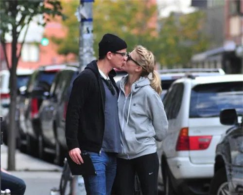 乔什哈奈特妻子是谁？ 两人逛街大秀恩爱