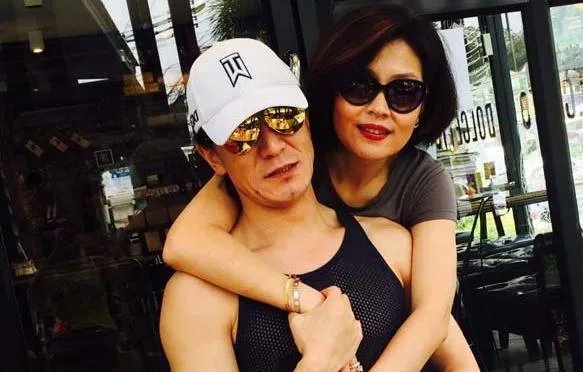 主持人李咏去世三周年，哈文母女发文悼念让人泪目，她们现在过的怎么样呢？