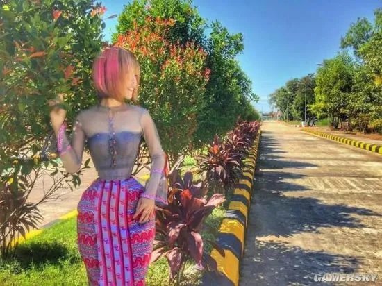 缅甸女孩成为全球腰最细的人 被网友质疑是P图