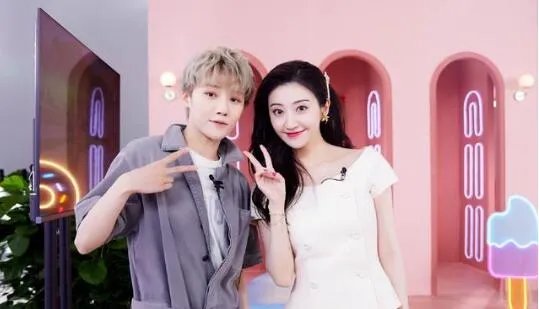 刘雨昕教景甜跳无价之姐 现场画面曝光神仙组合上线