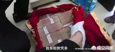 江苏海安县火车站，一男子扛144万坐火车，大家怎么看？