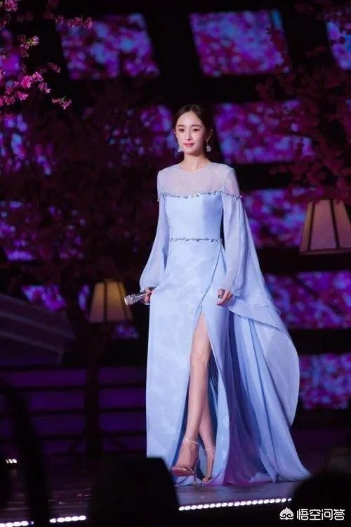 杨幂穿礼服配运动鞋，你觉着这搭配怎么样？