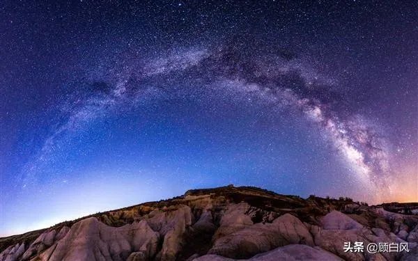 地上草如茵，两岸柳如眉仿写一句话？