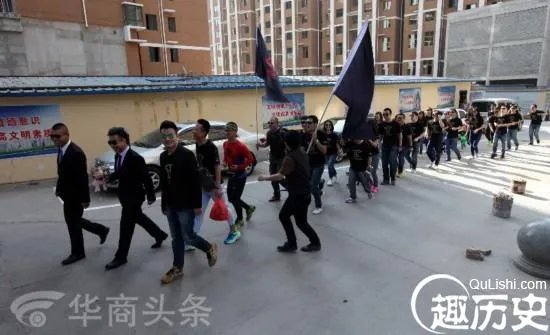 宝鸡现“跑步迎亲”  新郎新娘因跑步相识