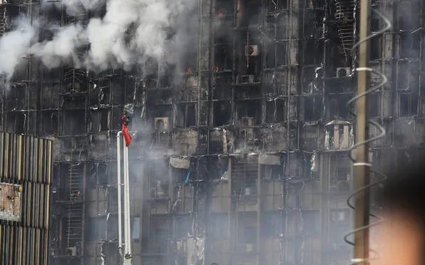 郑州一高层建筑着火现场什么情况？