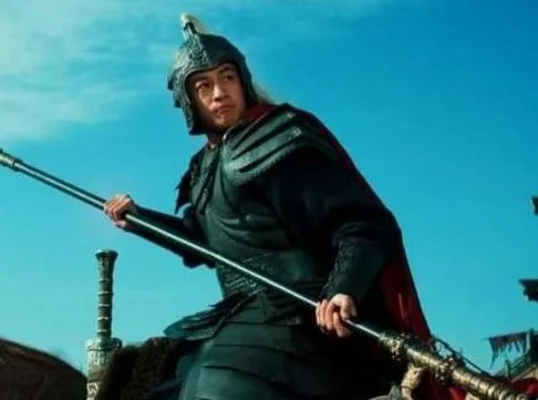 吕布的方天画戟有多重？一般人拿不起来