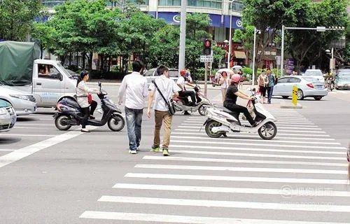 走路闯红灯被逮如何处罚？