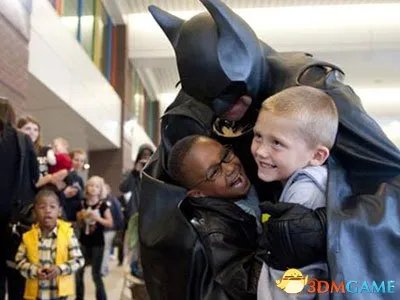 富豪男子扮蝙蝠侠行善身亡 一位善良人一路走好