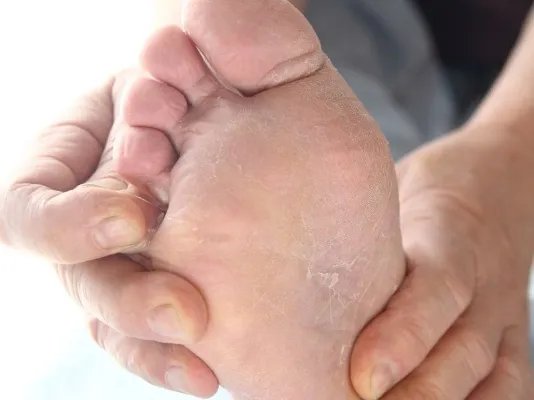 大脚趾的指甲往肉里长怎么回事